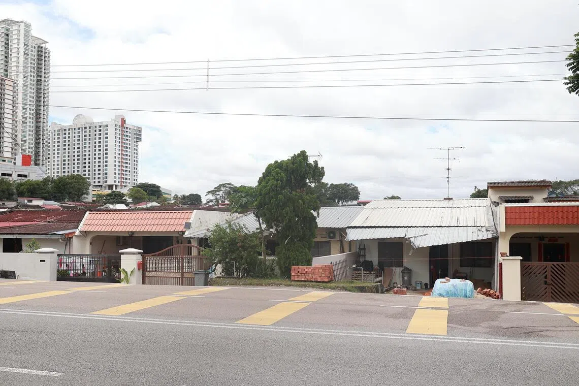 这起车祸发生在新山世纪花园的单层排屋区域。（纪允贤摄）