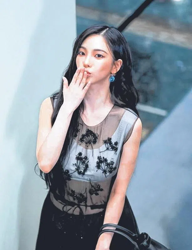 Karina现身即不断和粉丝打招呼。（取自网络）