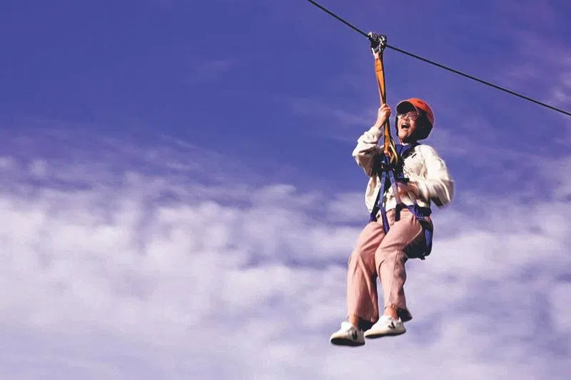 刘子绚首次挑战高空绳索。（新传媒提供）