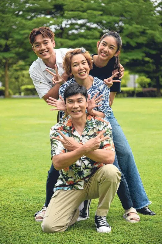 剧里黄慧燕和黄炯耀、鐘琴、崇喆饰演一家人。（新传媒提供）