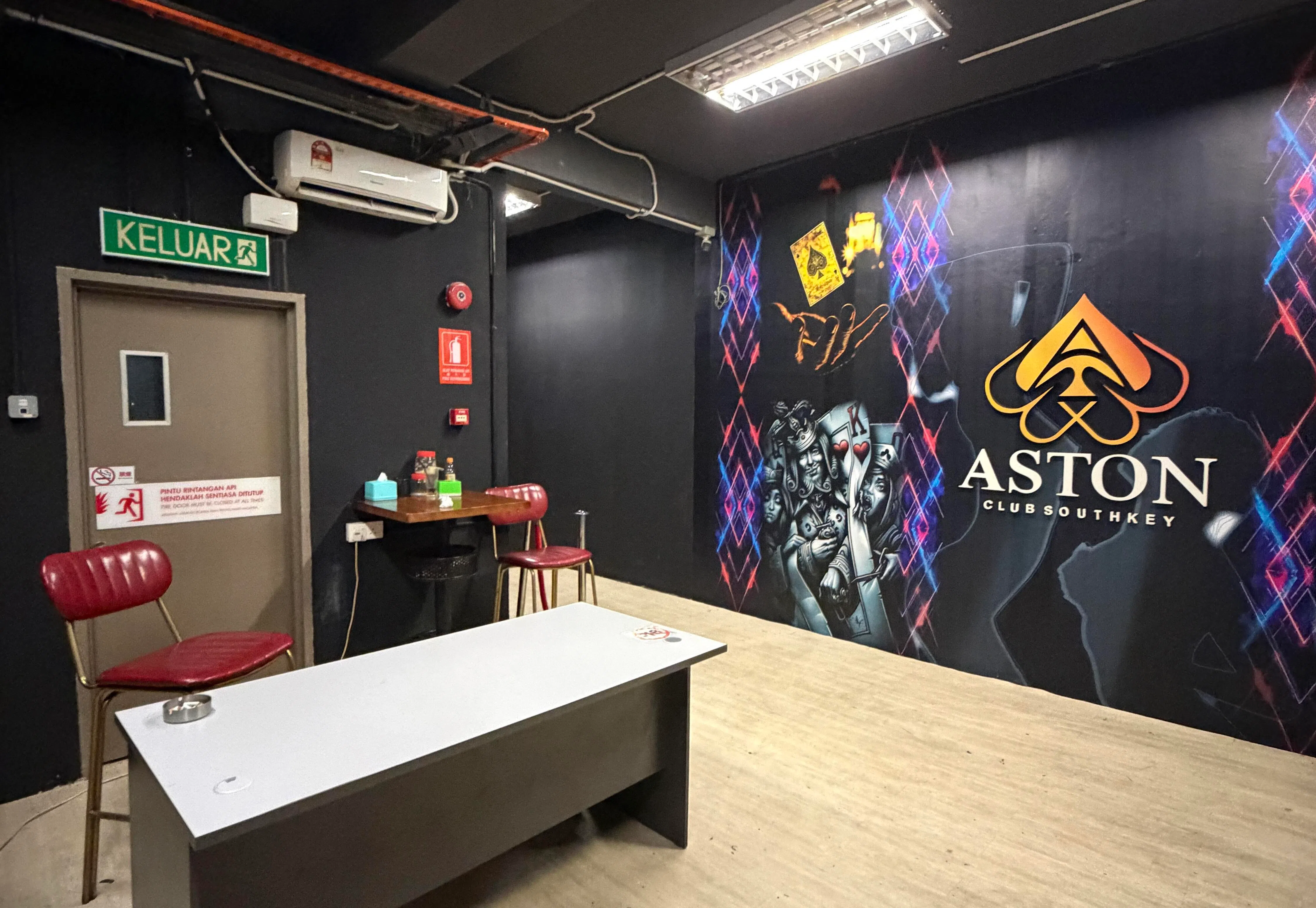 两方人从夜店出入口一路打斗到楼下马路。（吴依瑾摄）