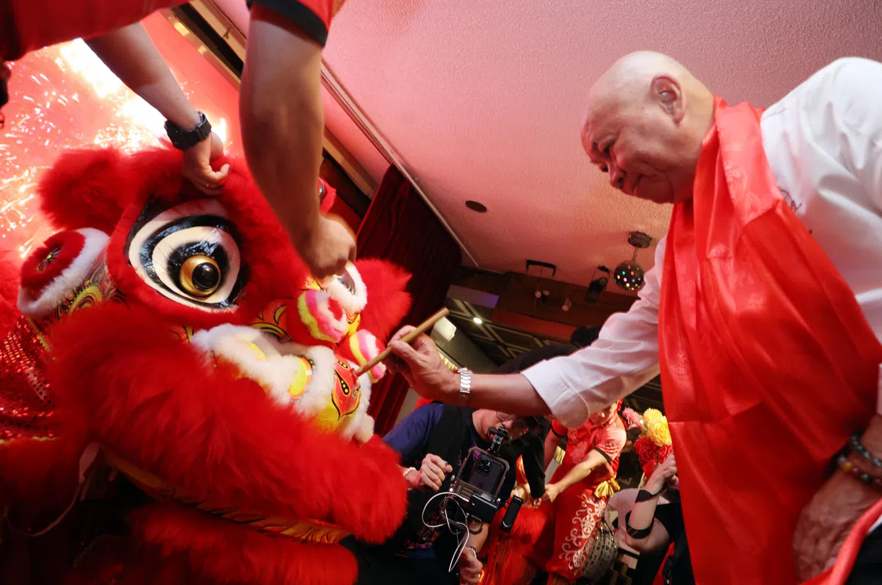 冯洱迅最后完成醒狮点睛，完美的为仪式画上句点。（刘启成摄）