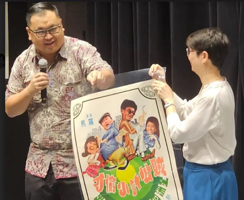 苏章恺捐赠双宝电影经典海报给亚洲电影资料馆。（陈韵红摄）