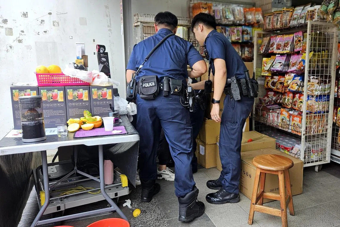 警方接获通报后，赶到现场支援。（庄耿闻摄）