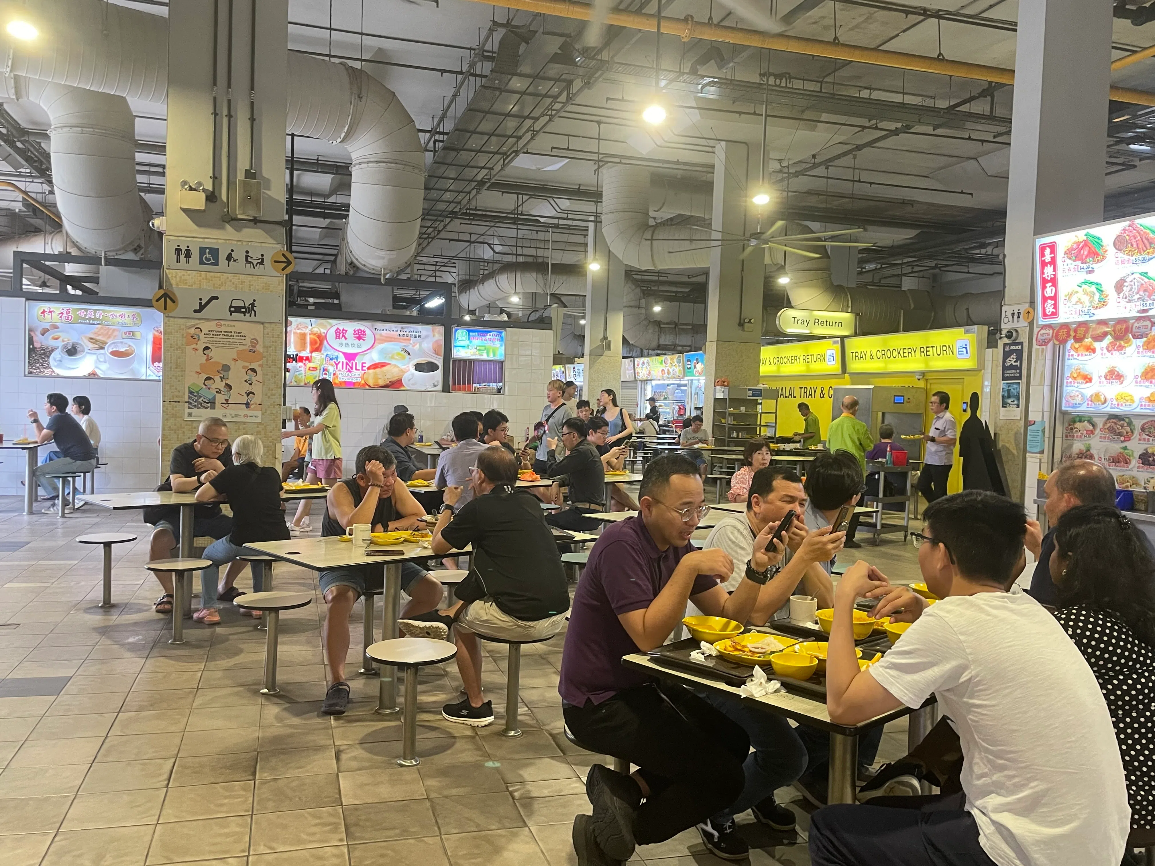 马西岭商场熟食中心原本有18个摊位售卖甘蔗汁，商联会主席蔡丽生透露，由于成本压力日益加剧，如今只剩下七个甘蔗汁摊位。（冯凯麟摄）