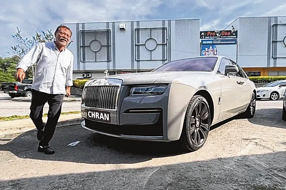 68岁的港星“阿灿”廖伟雄在YouTube发布新片，高调乘坐劳斯莱斯现身巡视新店，引发关注。