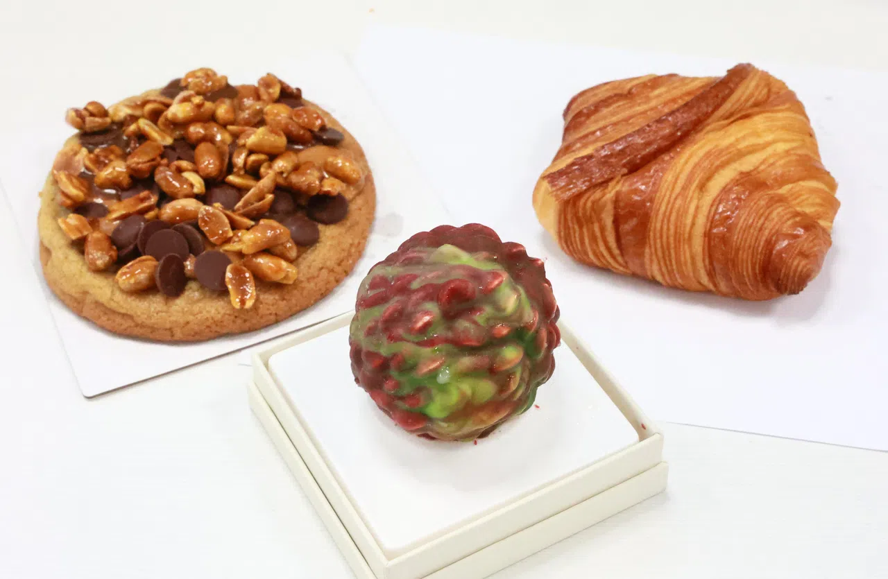 法式甜点价格偏高，花生饼和荔枝慕斯蛋糕单价为26元，可颂则每个八元。（潘丰源摄）