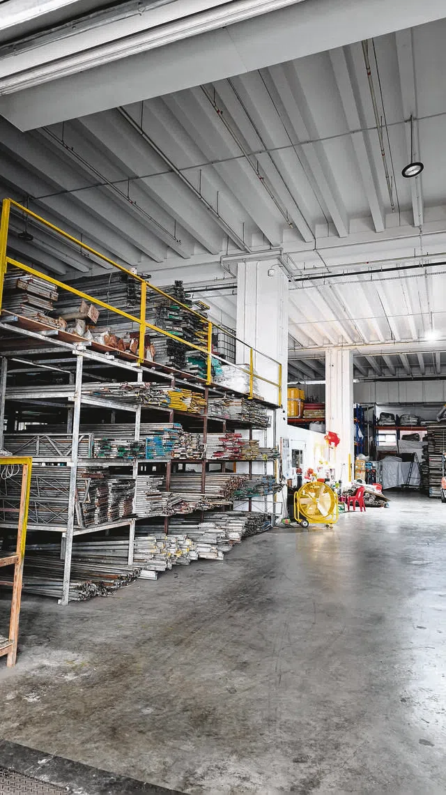 涉事货仓是属于一家建筑与帐篷公司，记者走访当天货仓铁闸门大开，但里面没有人。