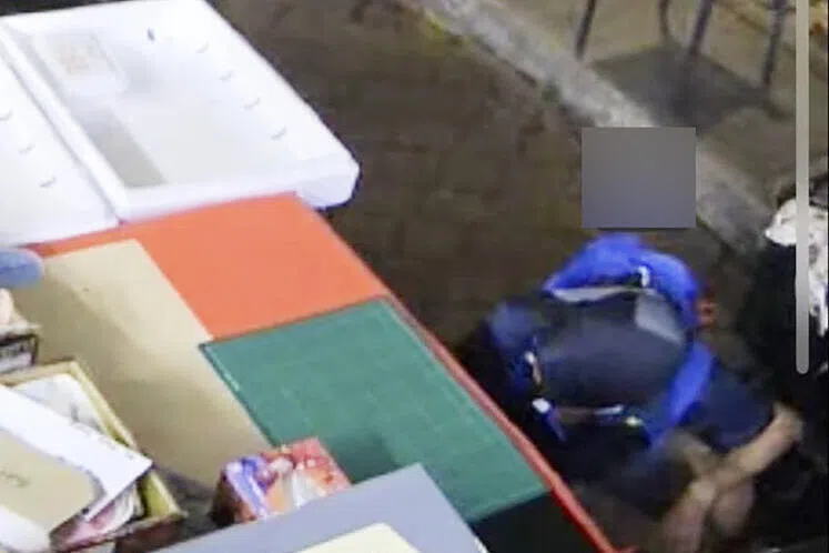 电眼画面曾拍到有人偷走桌子下方的榴梿。（受访者提供）