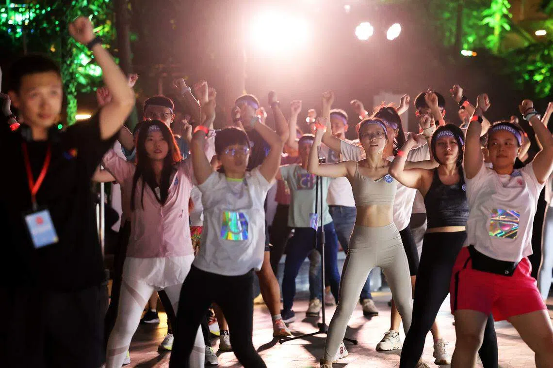 粉丝们随着刘教练一起动起来！（庄耿闻）