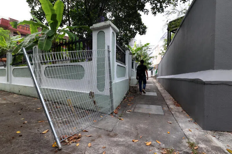 靠近罗比弯的铁网已经被人拆除，但走到小巷（右）的尽头，仍会被铁栅栏挡住。（庄耿闻摄）