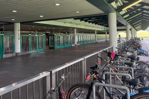 涉袭胸席地熟睡女 醉汉被地铁职员制伏