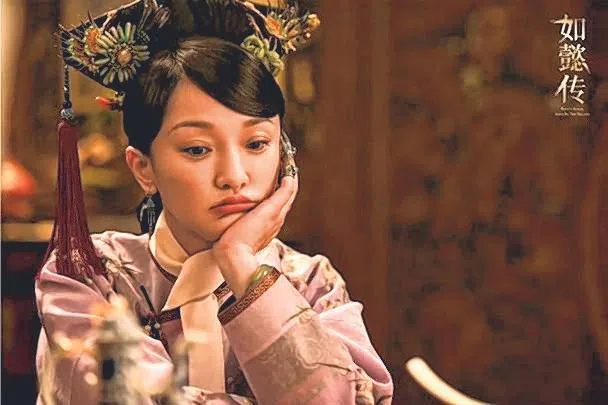 周迅在《如懿传》扮少女嘟嘴卖萌饱受批评。（取自网络）