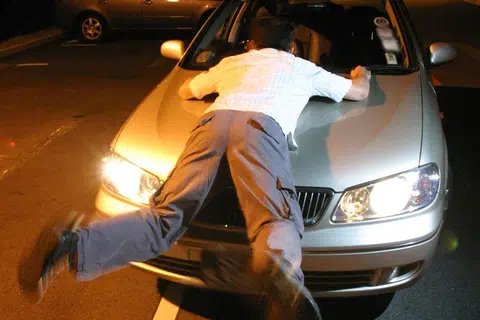 夫庭上供称：妻与情夫赤裸在车内 情夫开车逃撞伤我