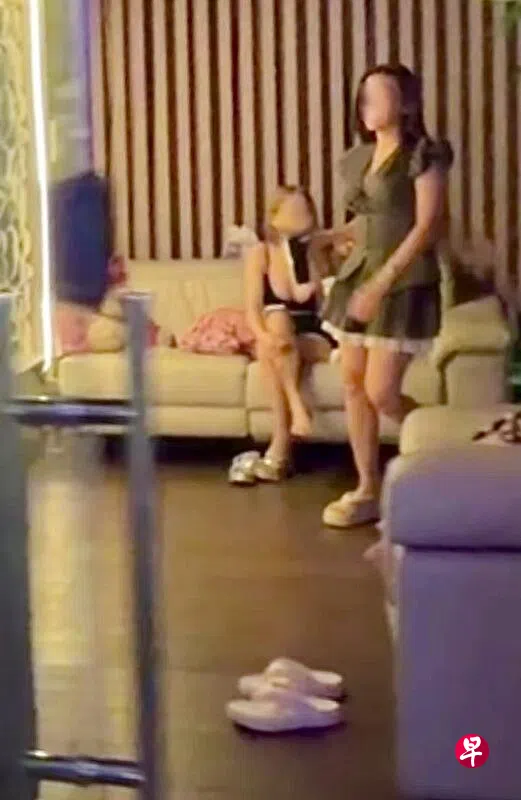 穿着性感的按摩女招揽路过的男子。 （新明意外组）