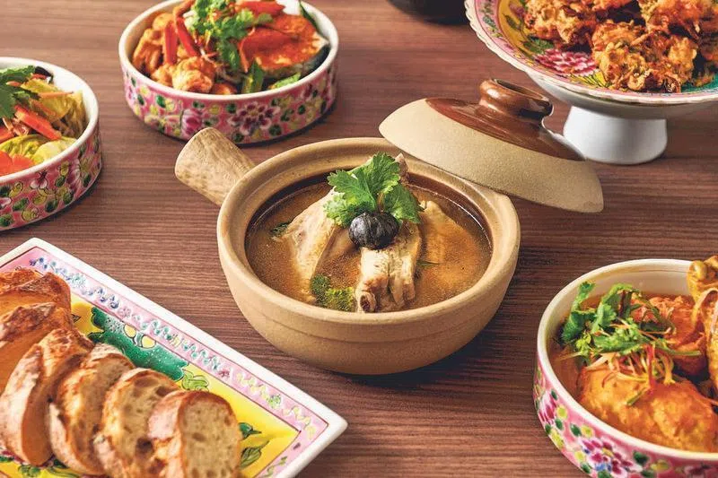 李南星为妈妈的肉骨茶注入新意，在食谱中加入更养生的黑蒜。（新加坡富丽敦酒店提供）