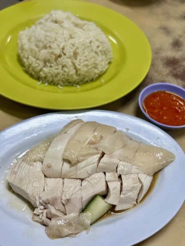 津津餐室的鸡饭一份卖6元。（曾美玲摄）