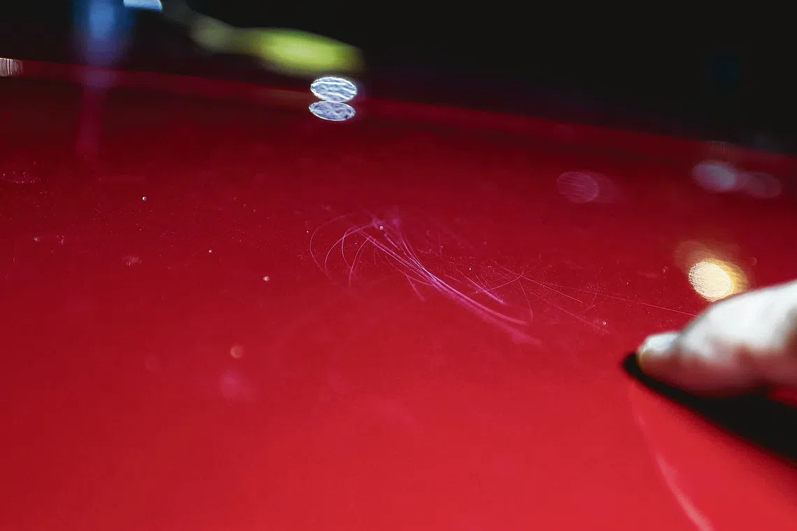 引擎盖上有几条将近40公分长的划痕。（庄耿闻摄）