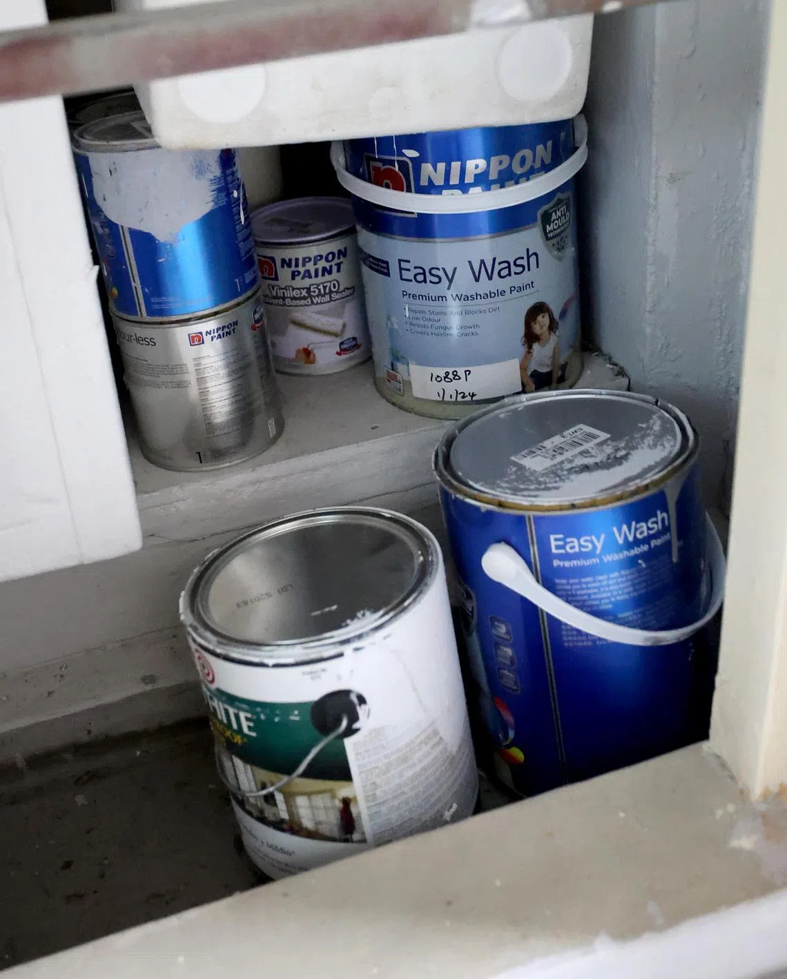 15岁少年出门时，拿了留在屋外的油漆。（庄耿闻摄）