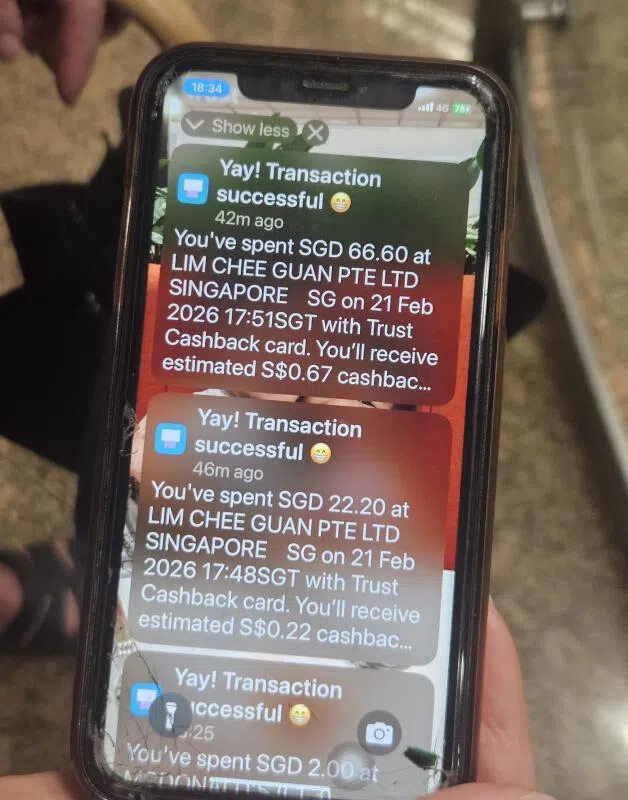 高先生收到银行卡有未经授权交易的通知。（庄耿闻摄）