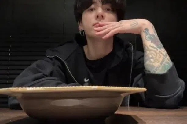 BTS柾国直播上菜 640万粉丝追看