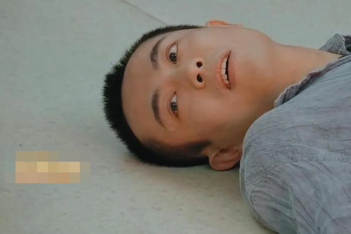 王星跟吴镇宇争取角色选择群演，竟演起了装死戏。（互联网）