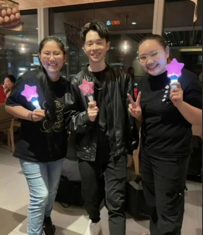 食客与黄长俊开心合照。（受访者提供）