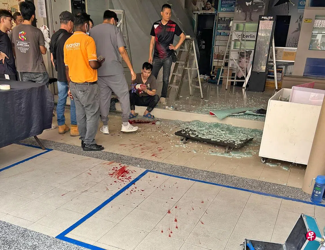 眼镜店装修意外玻璃爆裂伤5人 | 联合早报