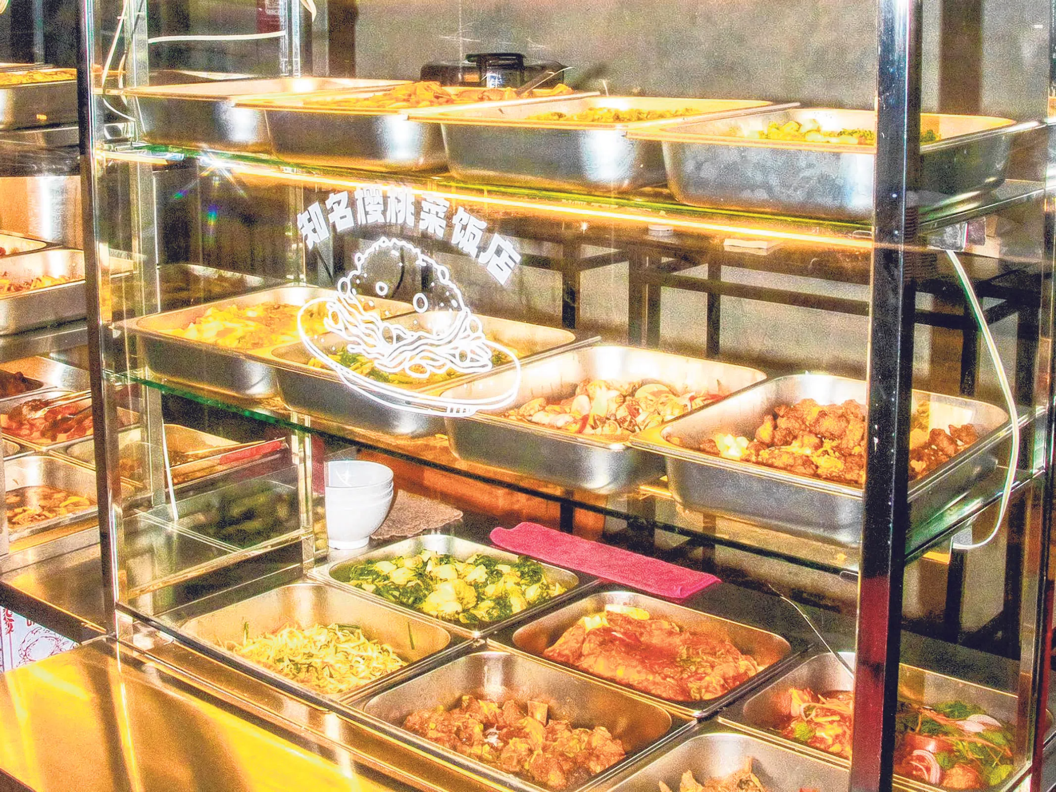 营销经理表示一天可卖100至150盘菜饭。（受访者提供）