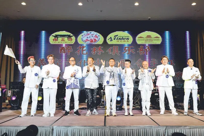 白队的男艺人获胜。（徐颍荃摄）