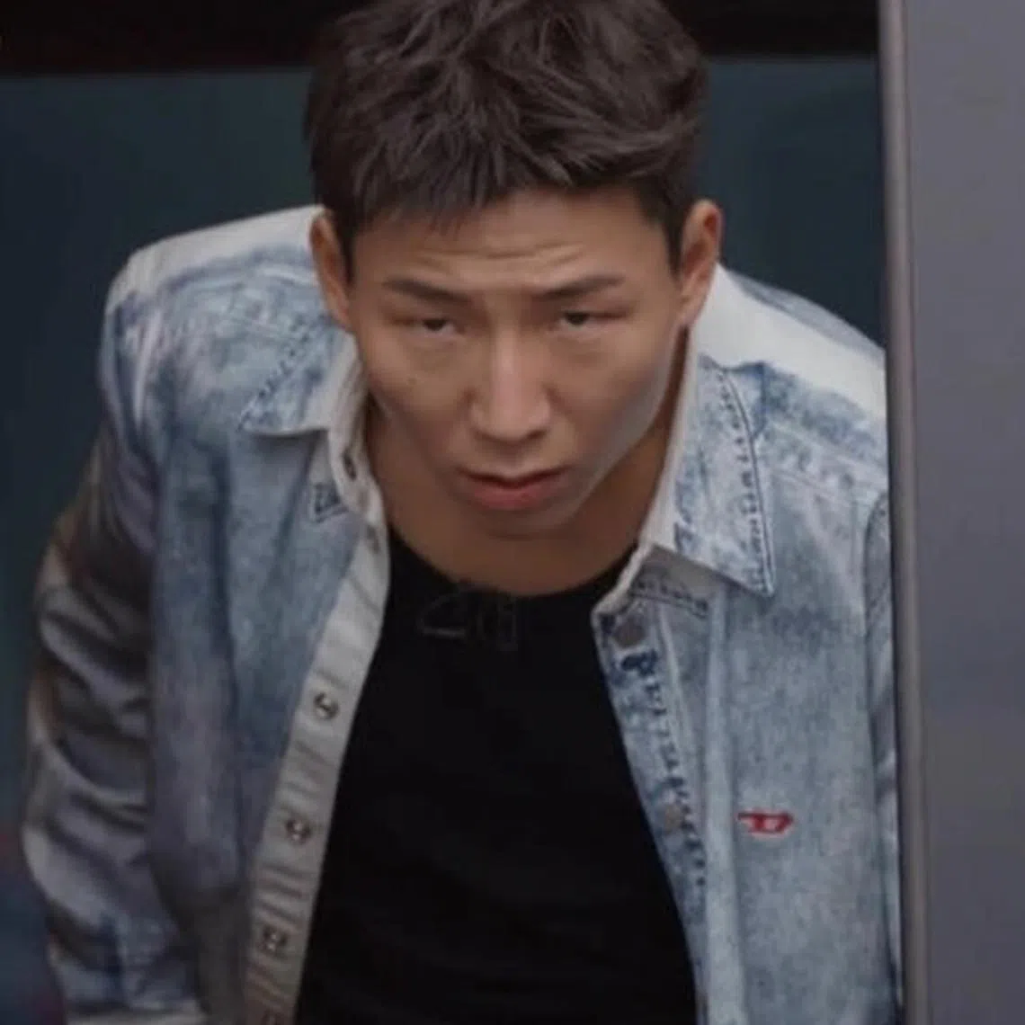 阿如那凶狠模样吓坏年轻选手。（取自网络）