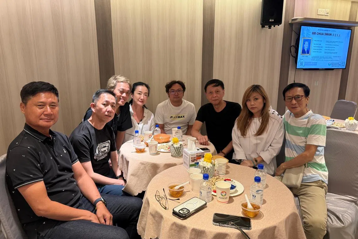 资深艺人和幕后工作人员到蔡萱的灵堂吊唁，梁维东（左起）、邱建忠、何志明、黄瀞仪、邱国皓、洪国锐、杨莉冰和陈天送。（胡淑微摄）