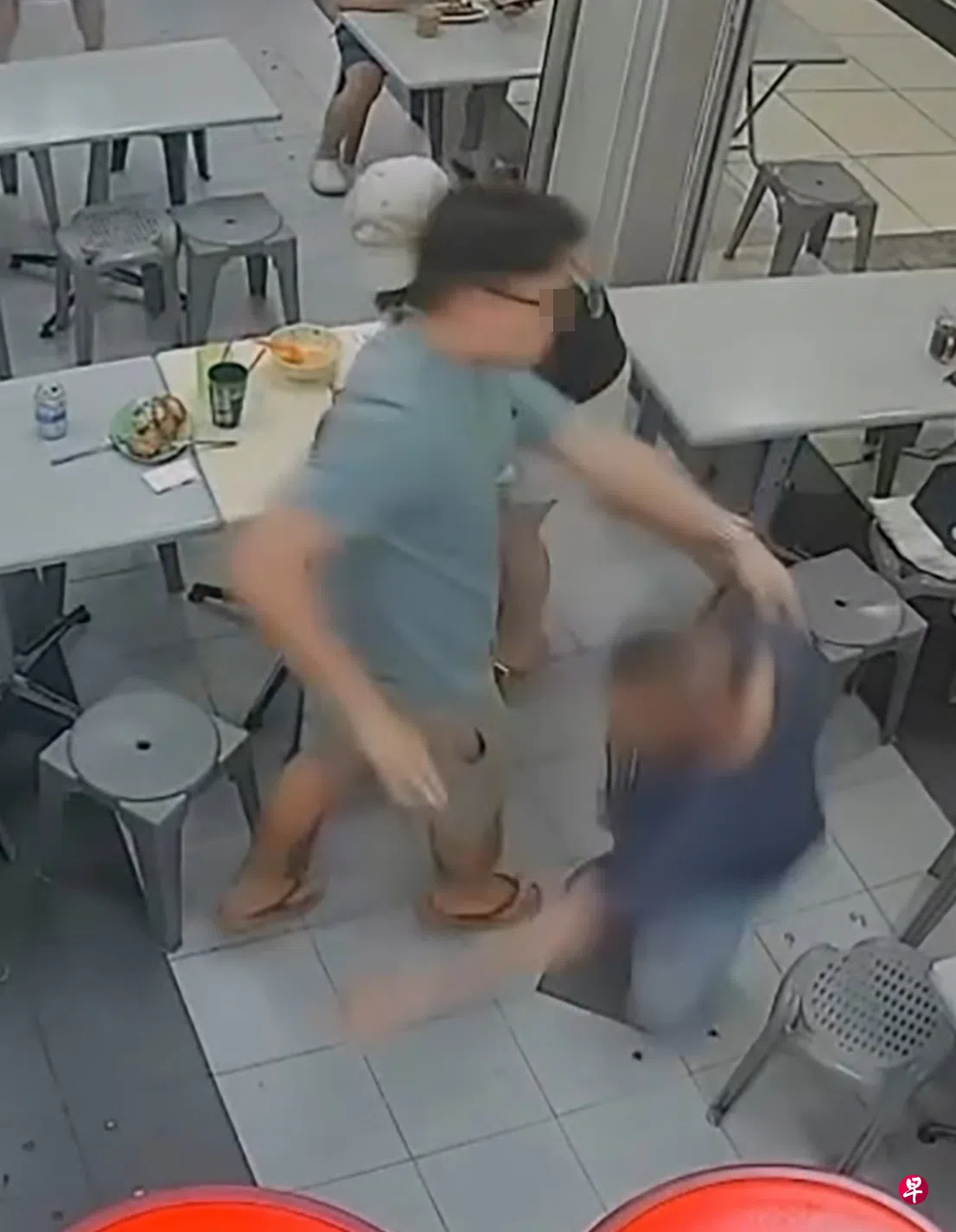 73岁云吞面老摊主杨松坤遭男子扯摔到地。 （档案照）