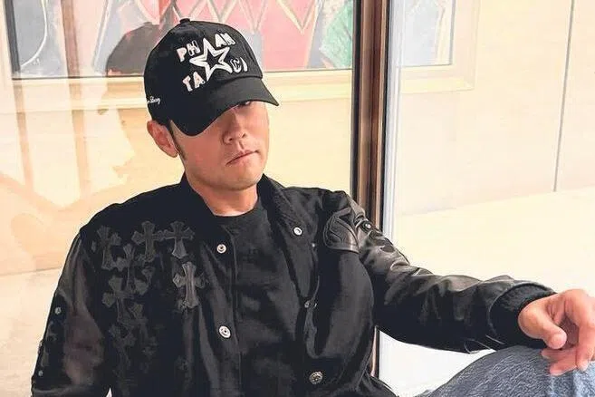 周杰伦牛仔裤25万元 “一栋房”穿在身