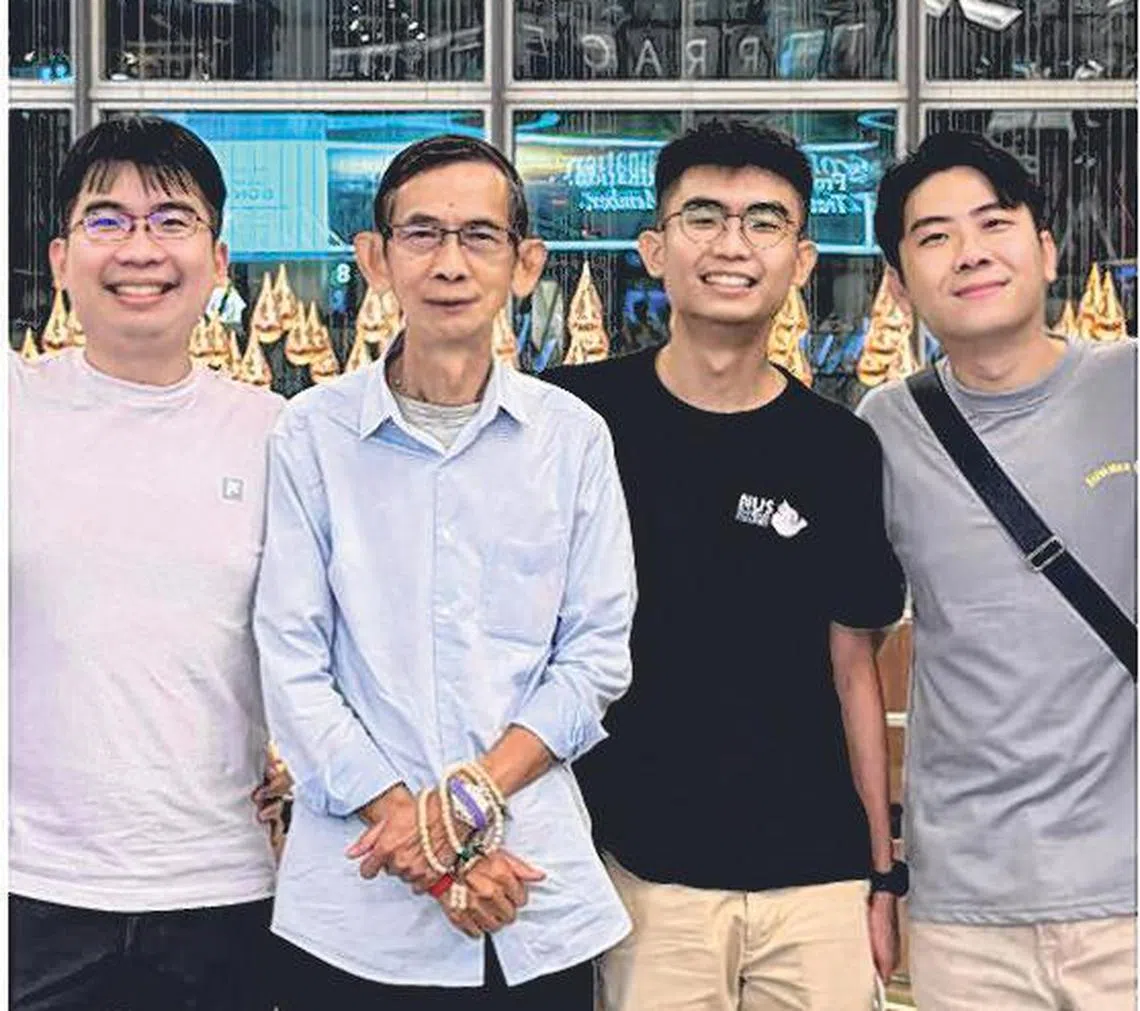 余思远（右一）、两名弟弟和父亲（左二）合照。（余思远提供）