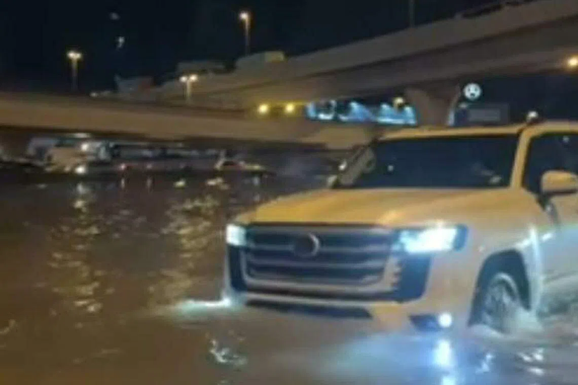 陈建豪称当时四处都淹水，导致交通阻塞，只好更改航班。（受访者提供）