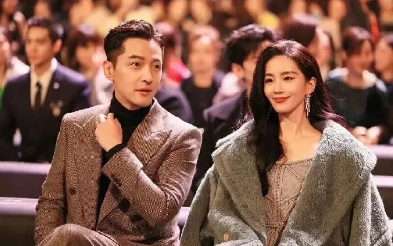 胡歌与刘诗诗坐一起。（取自网络）