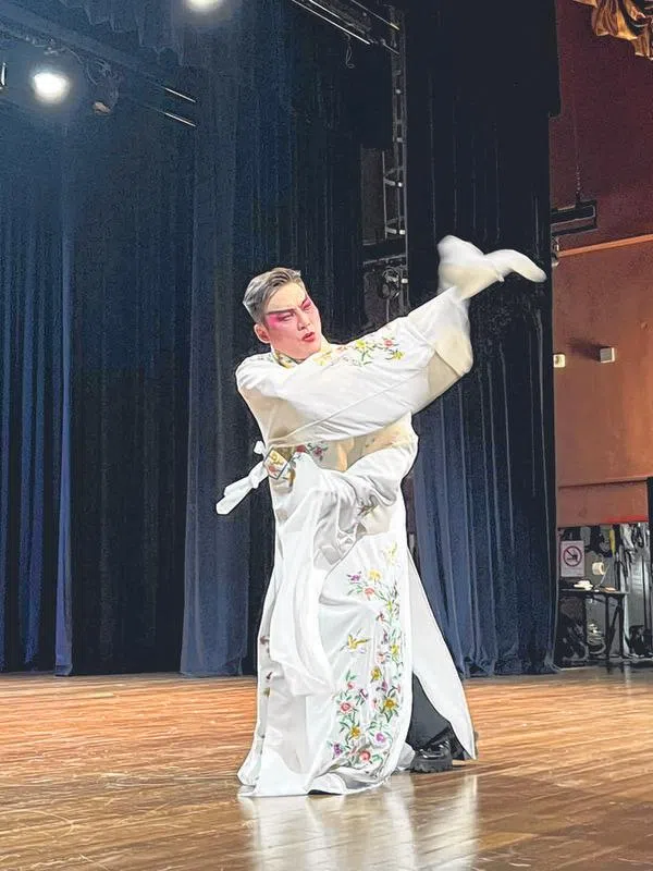 曾詠恒在MV中饰演粤剧演员。（艺人脸书）