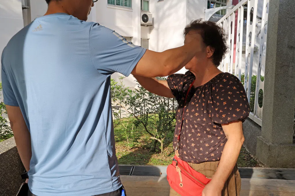 要求让路爆冲突 七旬嬷遭男子打伤