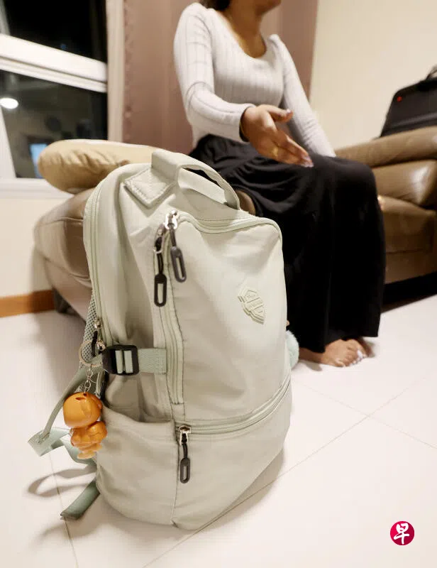伊莱兹放在巴士行李舱的背包不翼而飞，所幸有人捡获，近3000新元财物失而复得。 （庄耿闻摄）