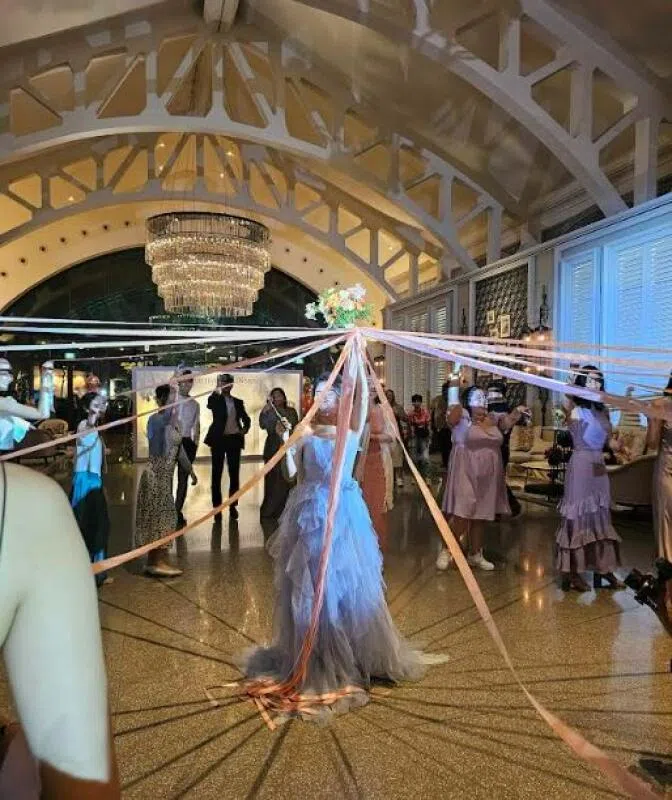 新娘子剪花球。（陈韵红摄）