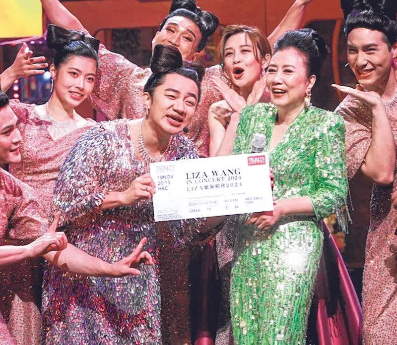 王祖蓝扮演“阿姐”，逗乐在场的汪明荃。（取自TVBI）