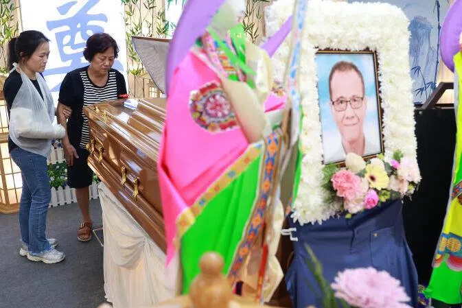 曾在“吉祥”打工约14年的郑木兰（左）与卓宝植的妻子（右）。（纪允贤）