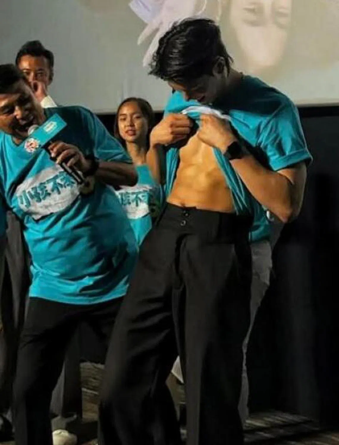 容启航露腹肌。（受访者提供）