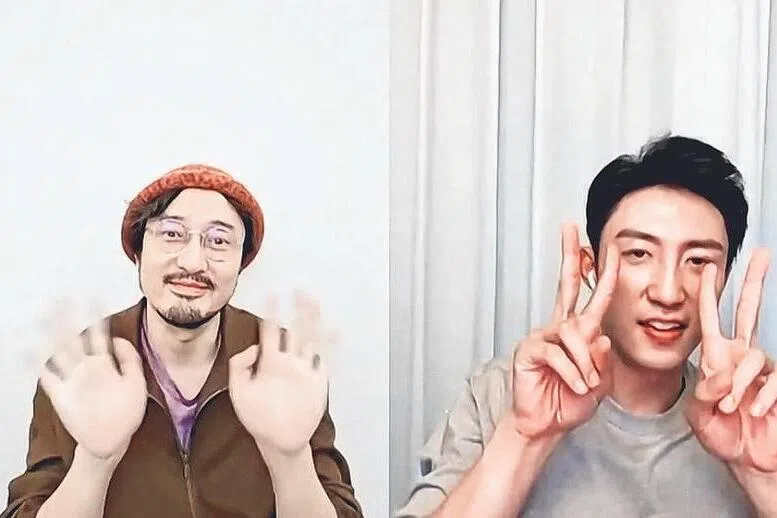 王传君（左）与黄景瑜在线上直播展现“反差萌”。（直播截图）