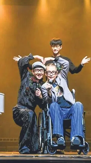 李偲菘月初坐着轮椅出席在北京举行的“代表作Forty For You”作品音乐会。（取自李偲菘小红书）