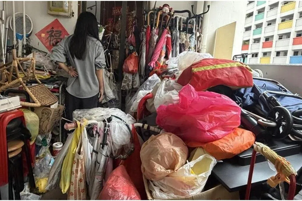 义顺一间“垃圾屋”问题持续近10年，两夫妇将杂物堆积在走廊和公共区域。邻居称市镇会与义工组织介入超过十次，情况改善后，不到一个月就故态复萌。