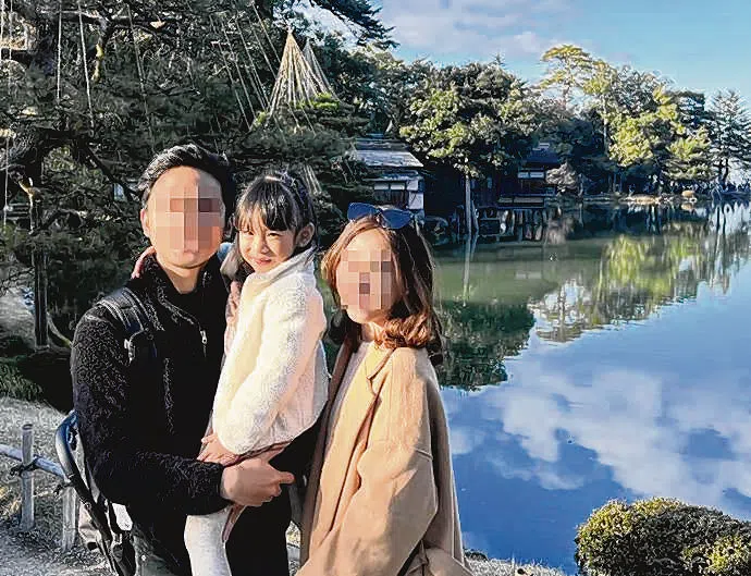 父母前年带希娜（中）到日本旅游。（取自网络）