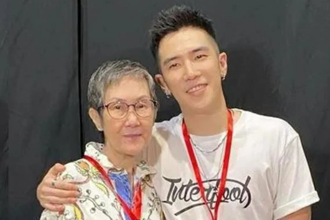 李琳琳（左）与姜卓文。（取自互联网）