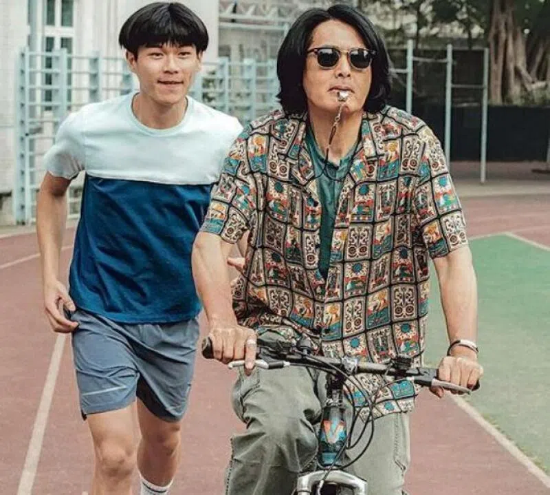 柯炜林（左）与周润发合作《别叫我赌神》。（取自网络）